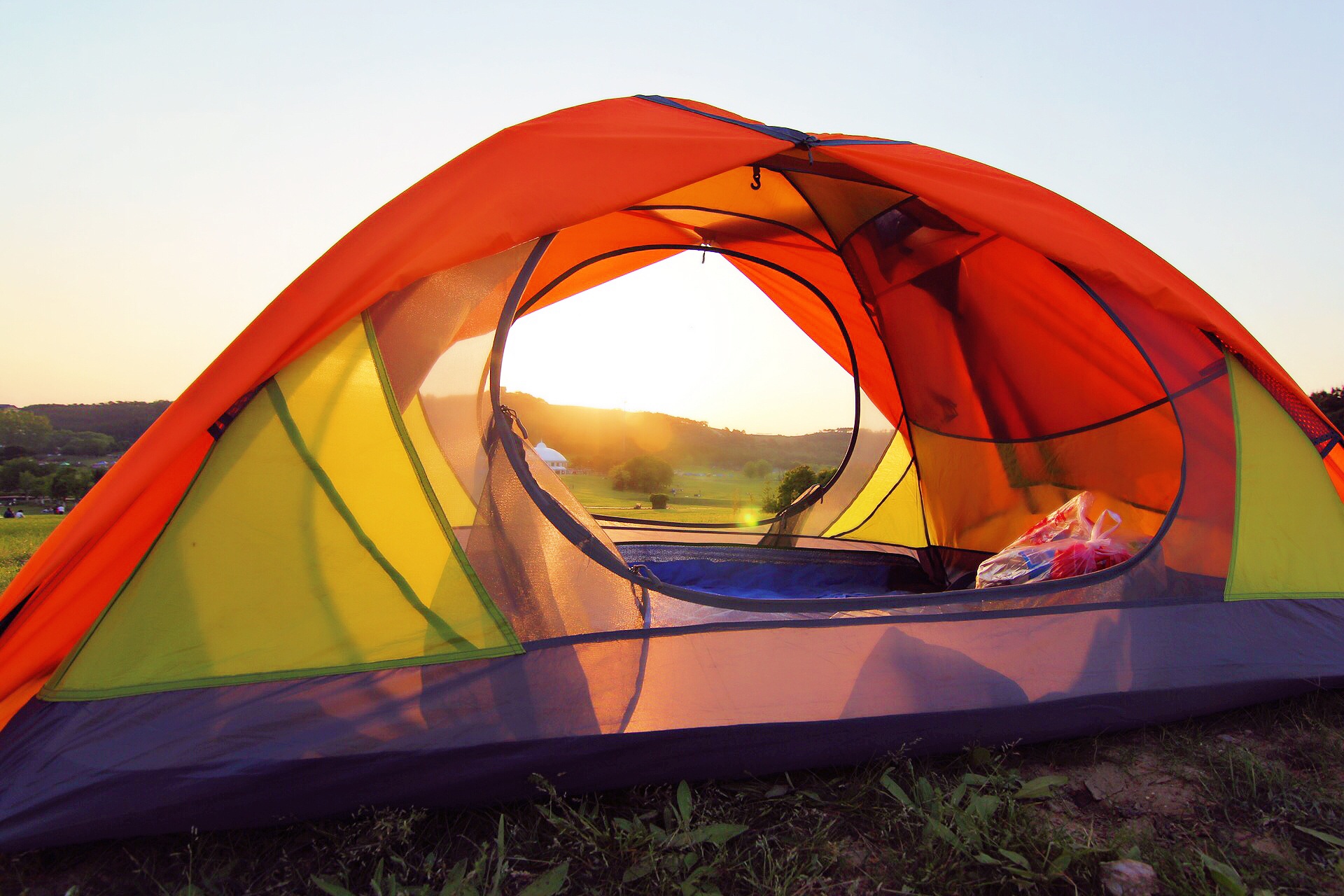 Недорогой кемпинг. Палатка. Большие палатки. Палатка на природе. Палатки для кемпинга.